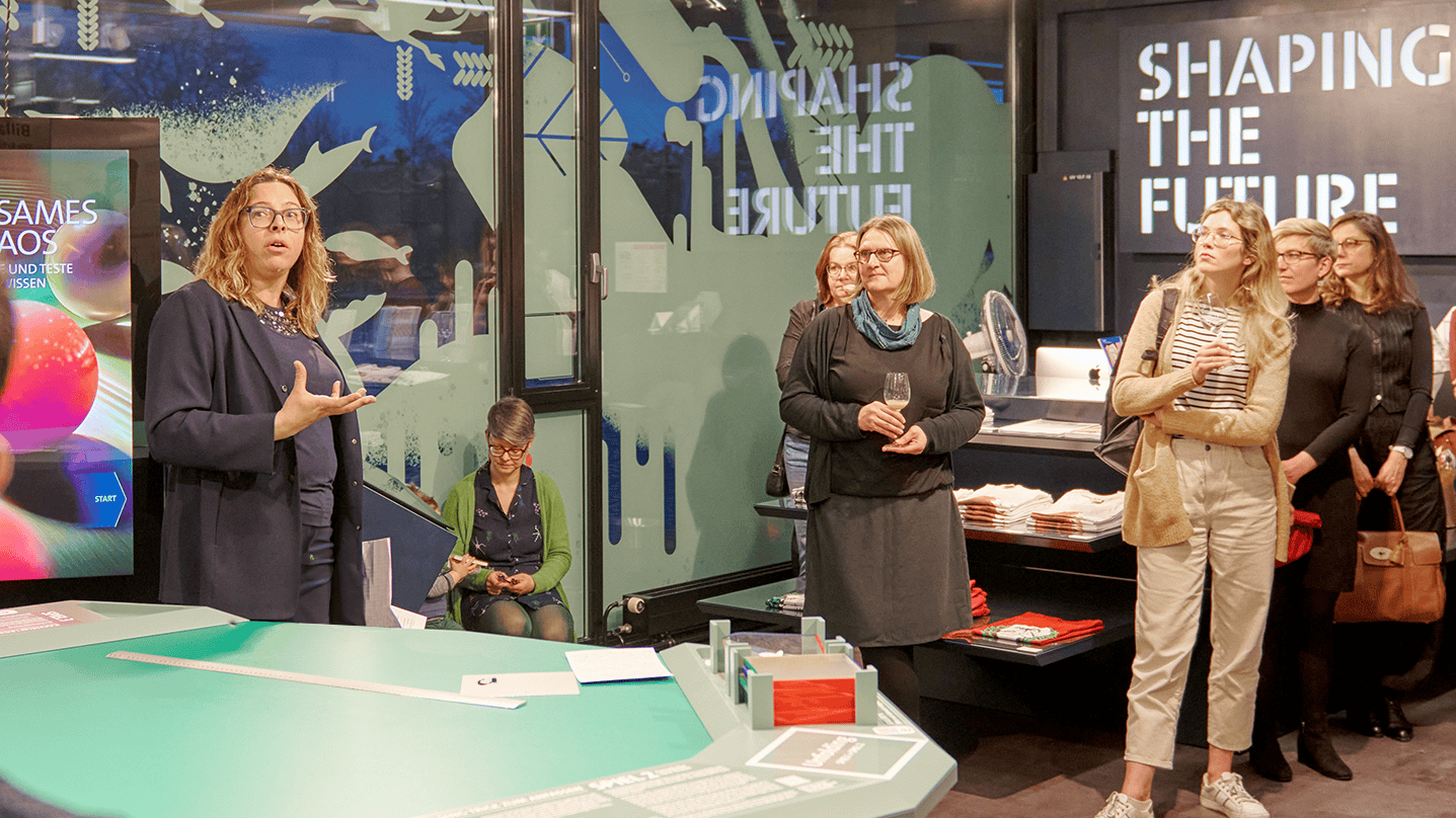 Professor Corinna Ulcigrai giving a tour of the "Slow Chaos" exhibition in the Science Pavilion UZH.